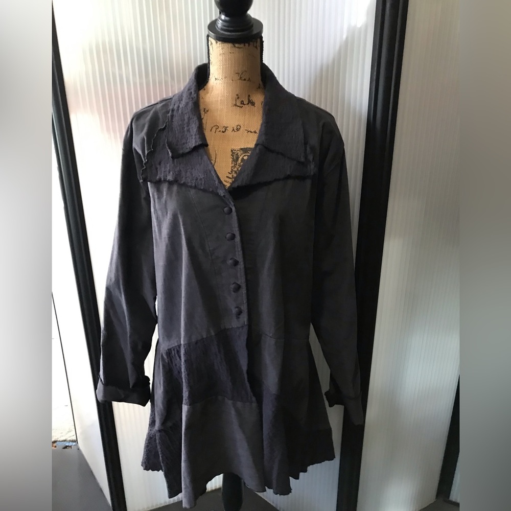 Cynthia Ashby NWT swing coat. Double lapel, 5 button closure. High/low hem.